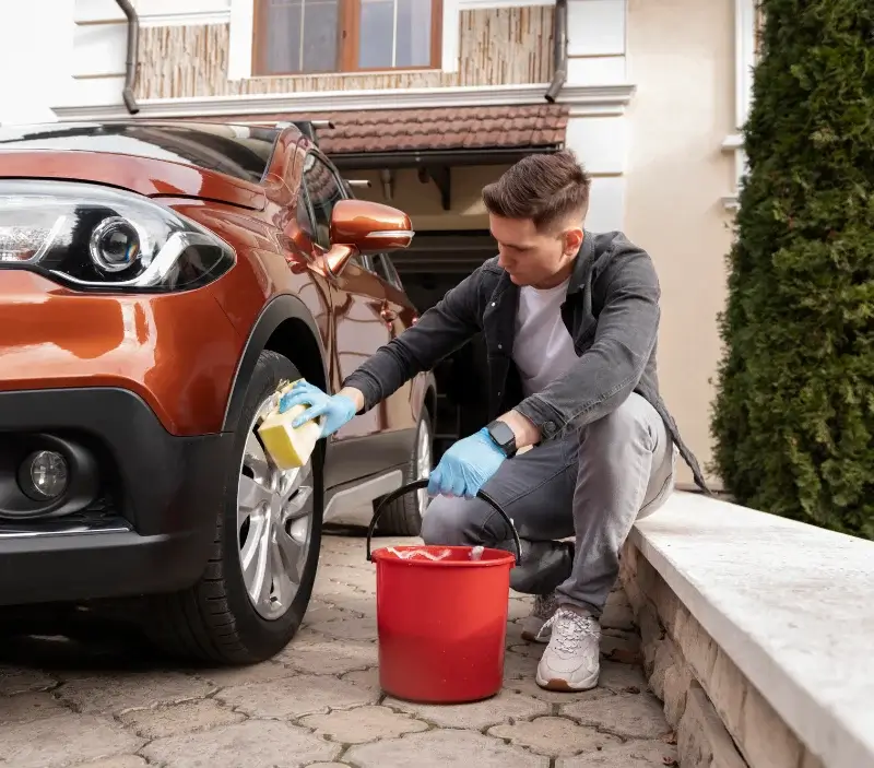 Lavage auto à domicile Izé : professionnel intervenant sur un véhicule